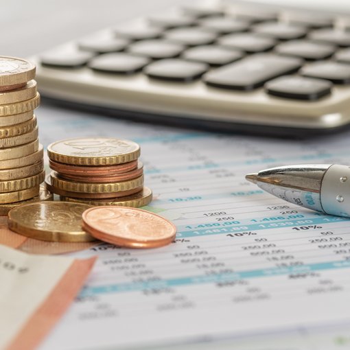 Geld - Taschenrechner - Kugelschreiber